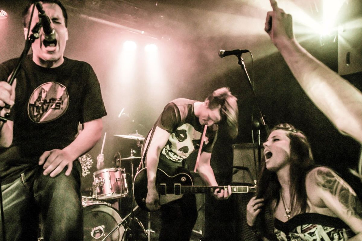 Tripod playing live